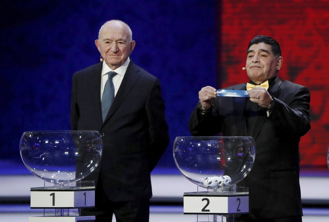 Skupinu se Španělskem a Portugalskem pomohl vylosovat v Moskvě také legendární Diego Maradona