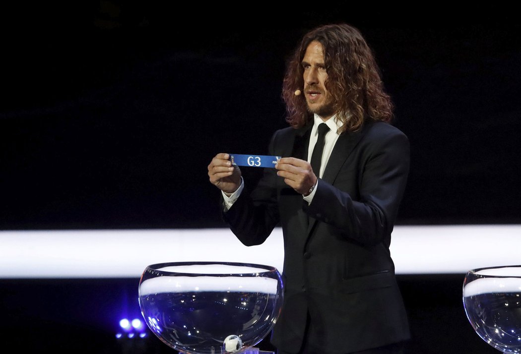 Na pódiu tahal lístky z osudí bývalý kapitán španělské reprezentace Carles Puyol