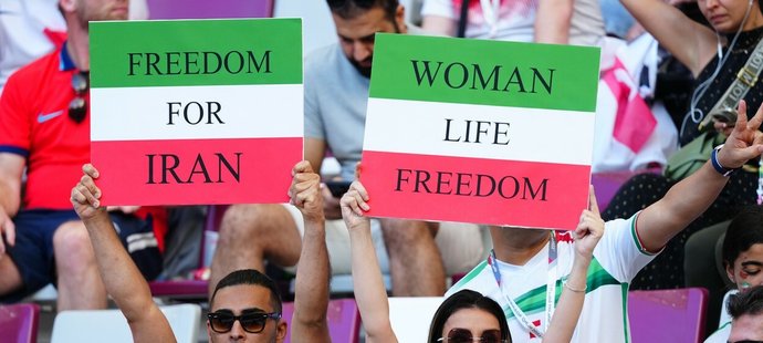 Fanoušci při zápasu Írán - Anglie podpořili práva íránských žen na transparentech