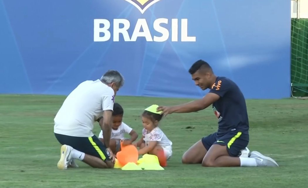 Casemiro blbnul po tréniinku s dcerou Sarou a synem Marcela Liamem.