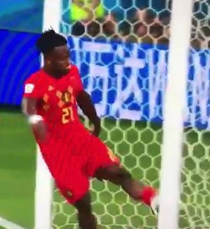 Michy Batshuayi a začátek jeho nepovedené gólové oslavy v utkání proti Anglii