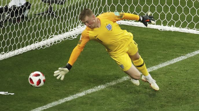 Anglický brankář Jordan Pickford tenhle míč chytit nedokázal - Chorvatsko srovnalo na 1:1