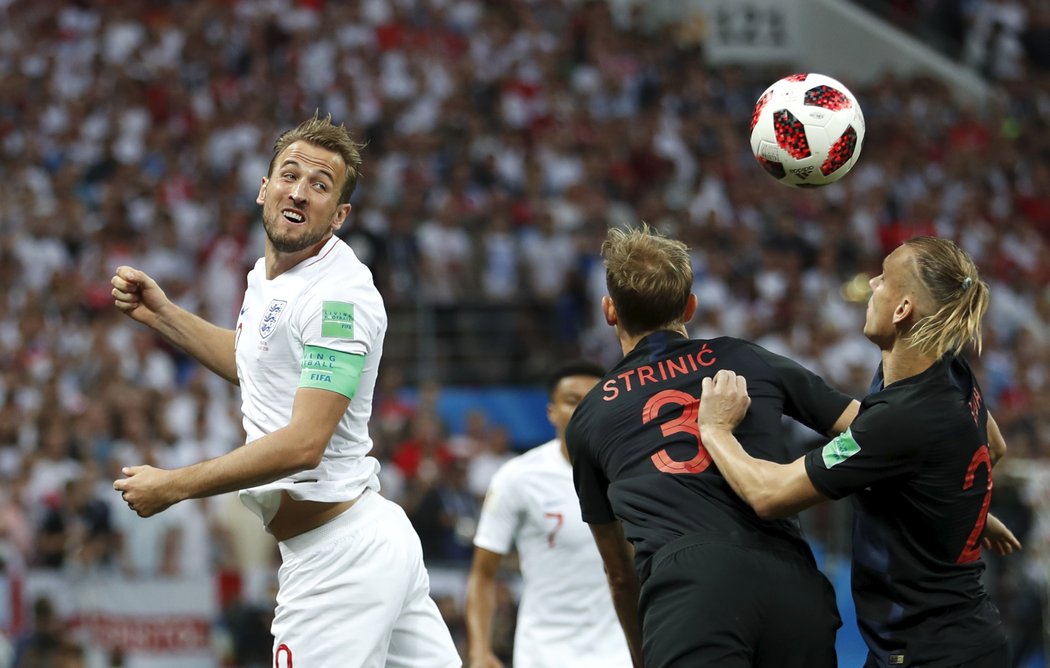 Kapitán Anglie Harry Kane hlavičkuje v obležení chorvatských fotbalistů