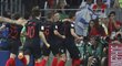 Chorvatští fotbalisté slaví gól Maria Mandžukiče v prodloužení semifinále proti Anglii