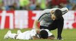 Marcus Rashford leží zklamaně na trávníku po porážce Anglii s Chorvatskem