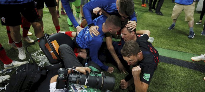 Chorvaté se z vítězného gólu proti Anglii radovali hned u objektivů fotografů