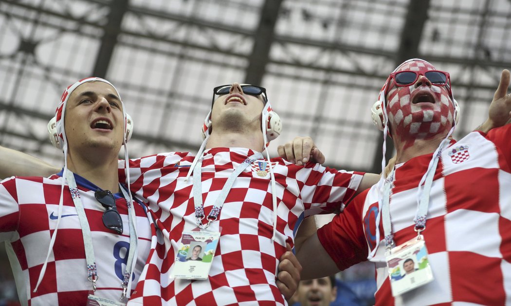 Fanoušci Chorvatska na moskevském stadionu Lužniky při zápase proti Anglii