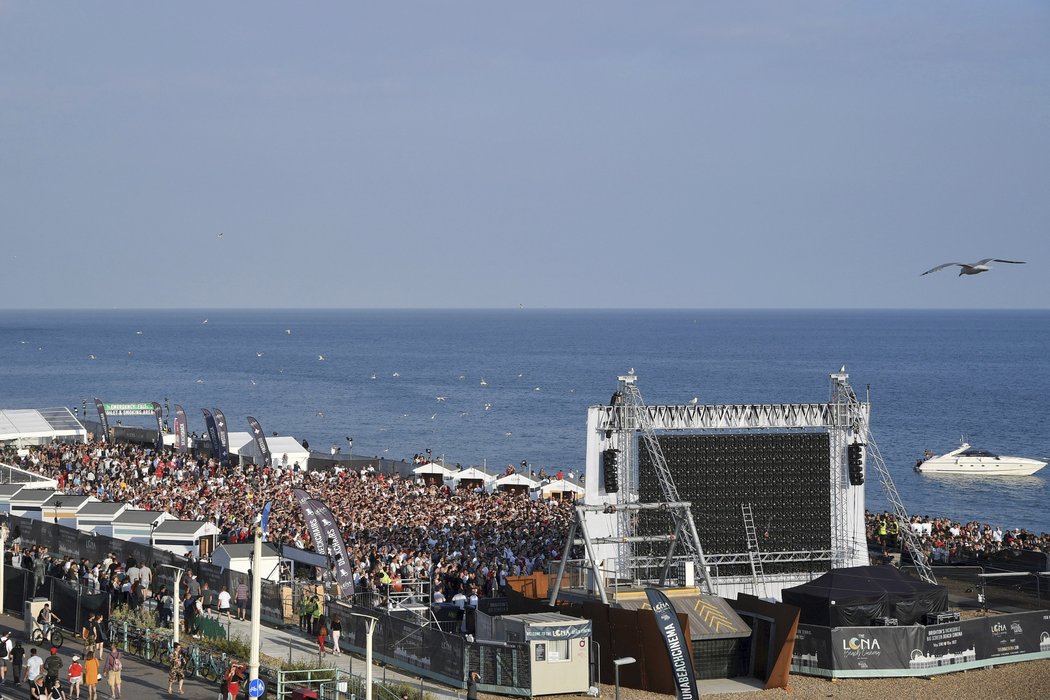 Angličtí fanoušci sledují v Brightonu semifinále MS proti Chorvatsku