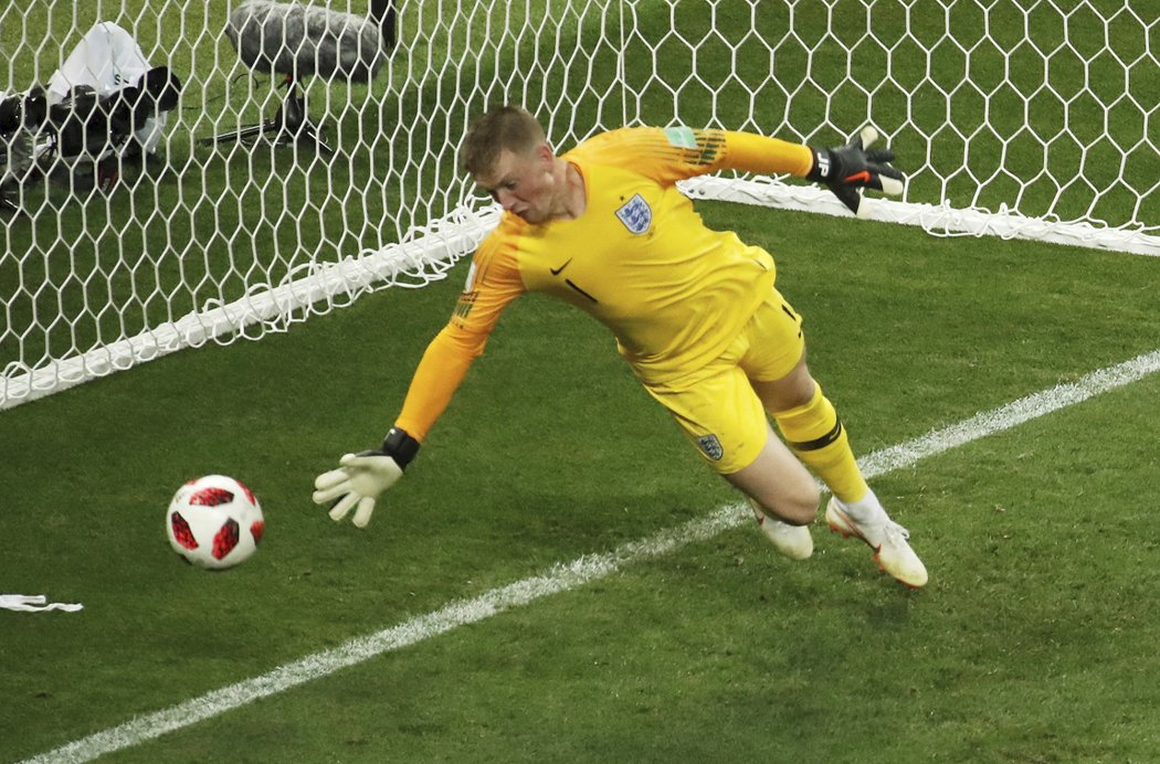 Anglický brankář Jordan Pickford tenhle míč chytit nedokázal - Chorvatsko srovnalo na 1:1