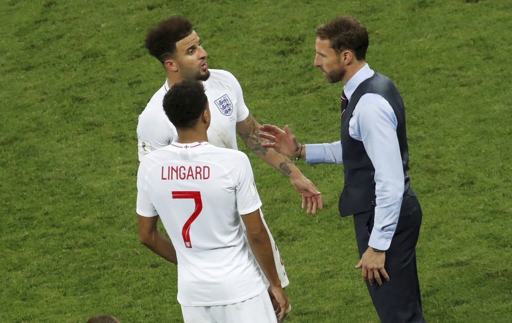 Trenér Anglie Gareth Southgate dává pokyny svým hráčům