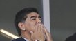Diego Maradona sleduje počínání argentinských fotbalistů proti Islandu