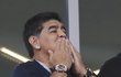 Diego Maradona sleduje počínání argentinských fotbalistů proti Islandu