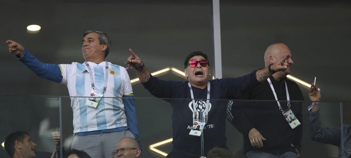Diego Maradona na tribuně při zápase Argentina - Island