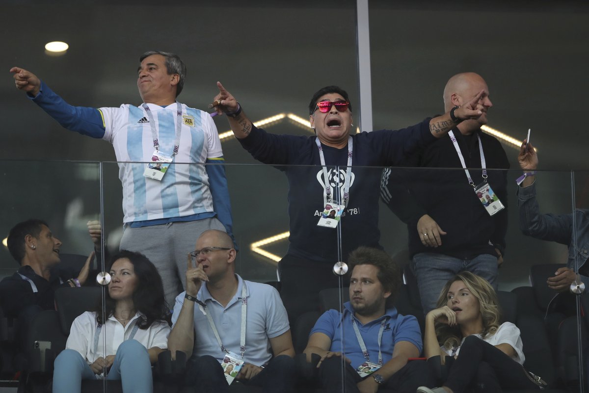 Diego Maradona na tribuně při zápase Argentina - Island