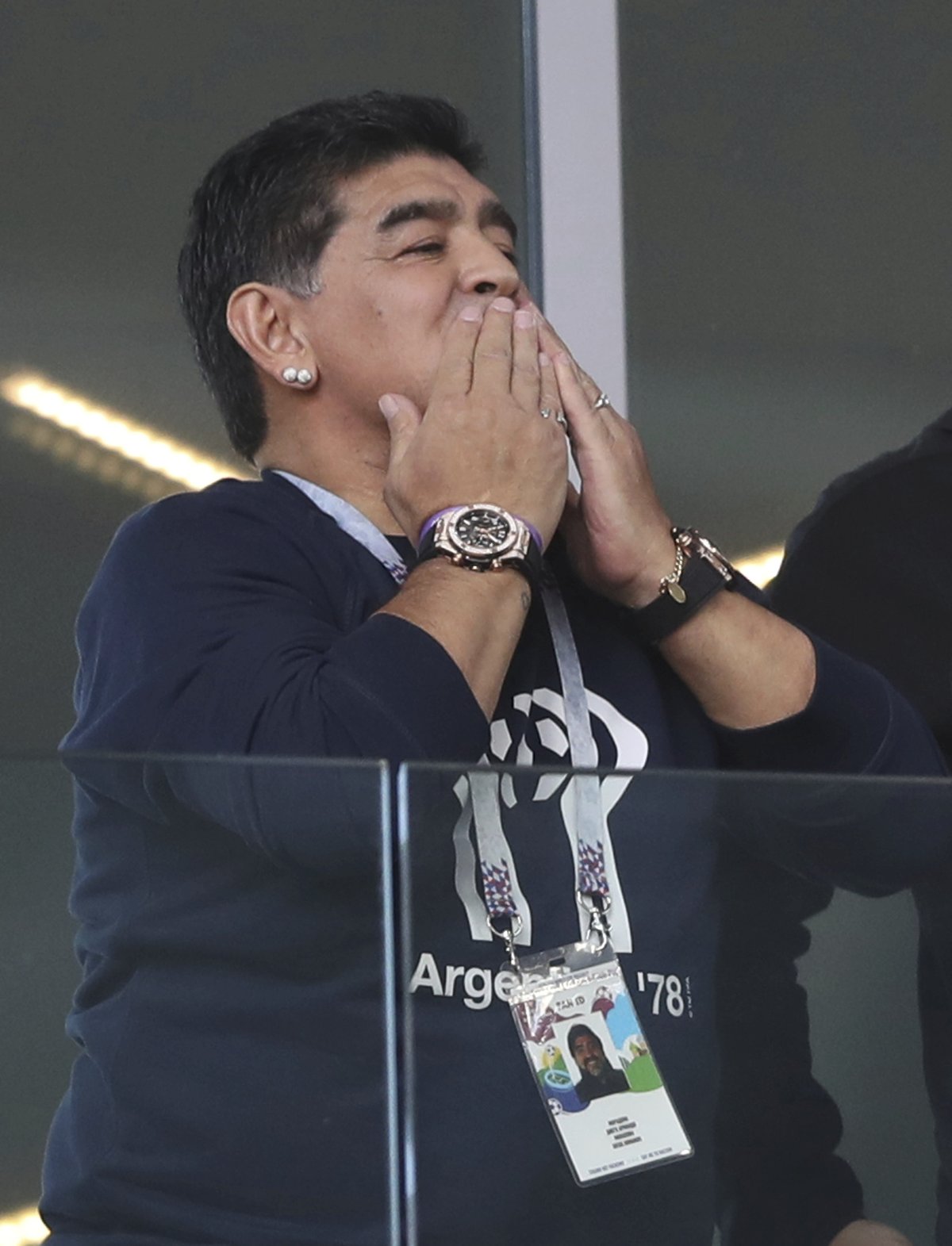 Diego Maradona sleduje počínání argentinských fotbalistů proti Islandu