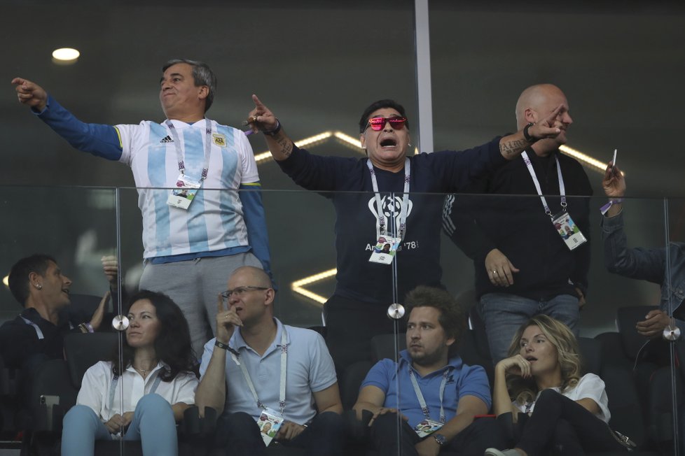 Diego Maradona na tribuně při zápase Argentina - Island