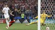 Chorvatský útočník Mario Mandžukič poslal míč do anglické branky