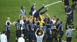 Oslava šampionů! Fotbalisté Francie hází nad hlavu trenéra Didiera Deschampse.