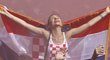Chorvatská fanynka v Záhřebu při finále MS proti Francii