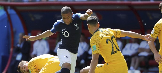 Kylian Mbappé se snaží přejít přes australskou obranu