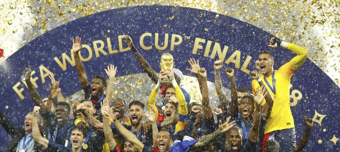 Fotbalisté Francie mají po 20 letech nad hlavami opět pohár pro mistry světa