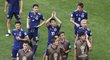 Japonští fotbalisté děkují fanouškům po výhře nad Kolumbií