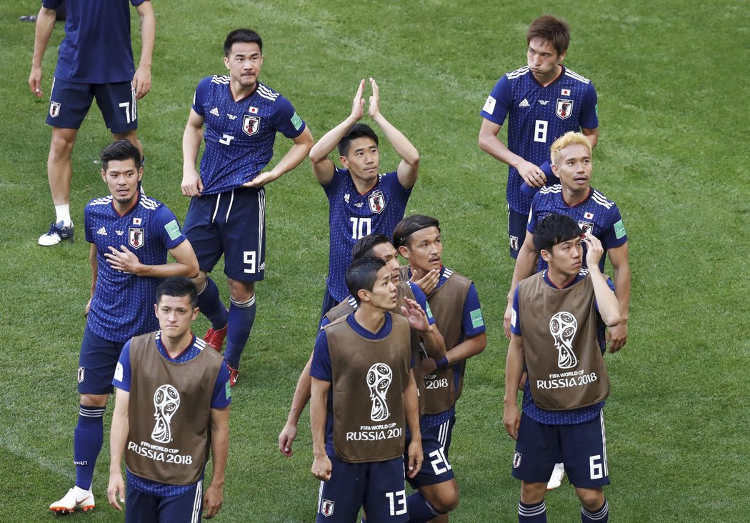 Japonští fotbalisté děkují fanouškům po výhře nad Kolumbií