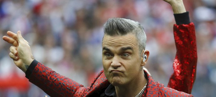 Zpěvák Robbie Williams při úvodním ceremoniálu MS ve fotbale