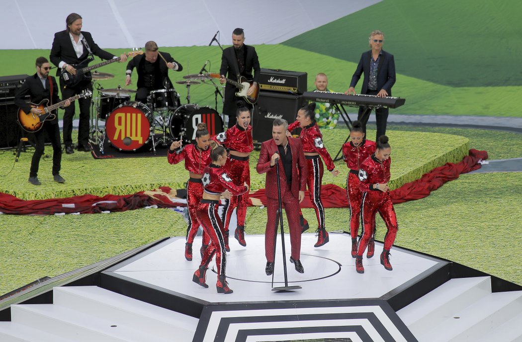 Během slavnostního zahájení vystoupil v Moskvě také zpěvák Robbie Williams