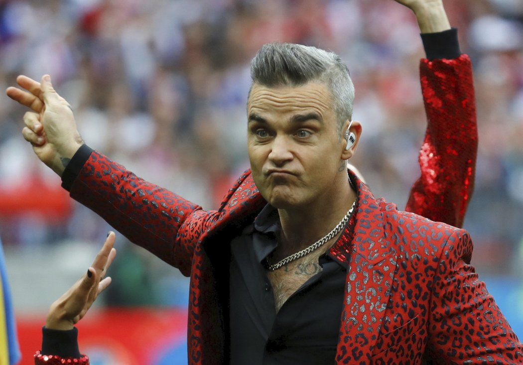 Zpěvák Robbie Williams při úvodním ceremoniálu MS ve fotbale