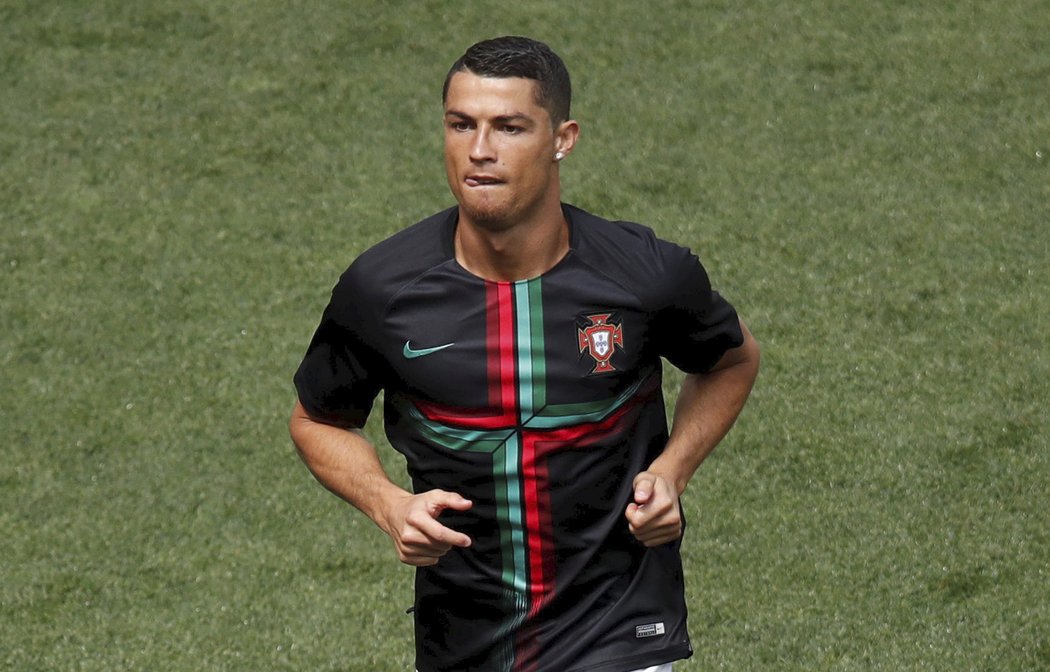 Cristiano Ronaldo při rozcvičení před začátkem zápasu s Marokem
