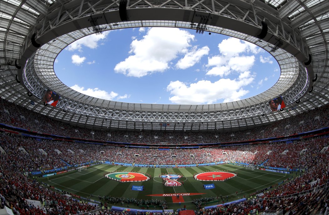 Zaplněný stadion Lužniky v Moskvě před zápasem Portugalsko - Maroko