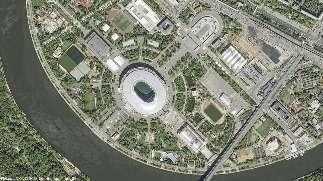 Moskva, stadion Lužniki. Kapacita: 81 006, největší stadion bude hostit finále.