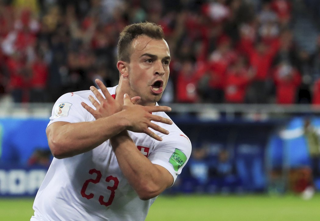 Švýcarský reprezentnt Xherdan Shaqiri a jeho gólová oslava odkazující k albánské vlajce