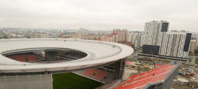 Stadion v Jekatěrinburgu i s netradiční tribunou za jednou z branek