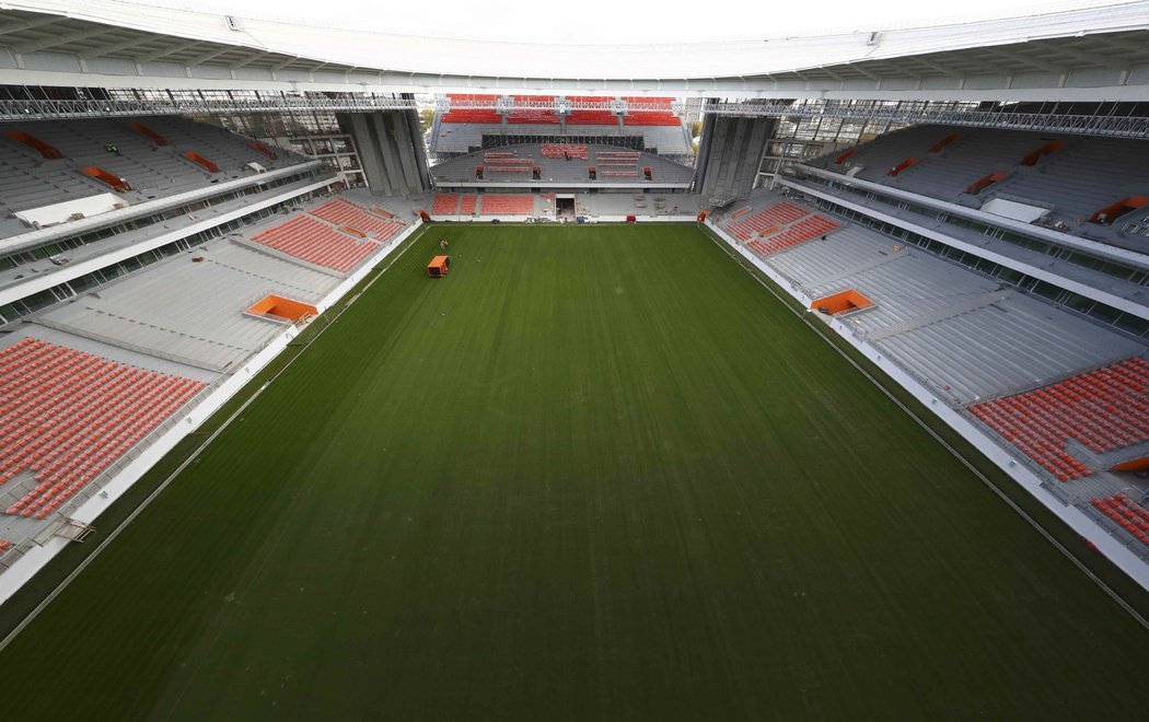 Pohled na stadion v Jekatěrinburgu i s dočasně postavenou tribunou za protilehlou brankou