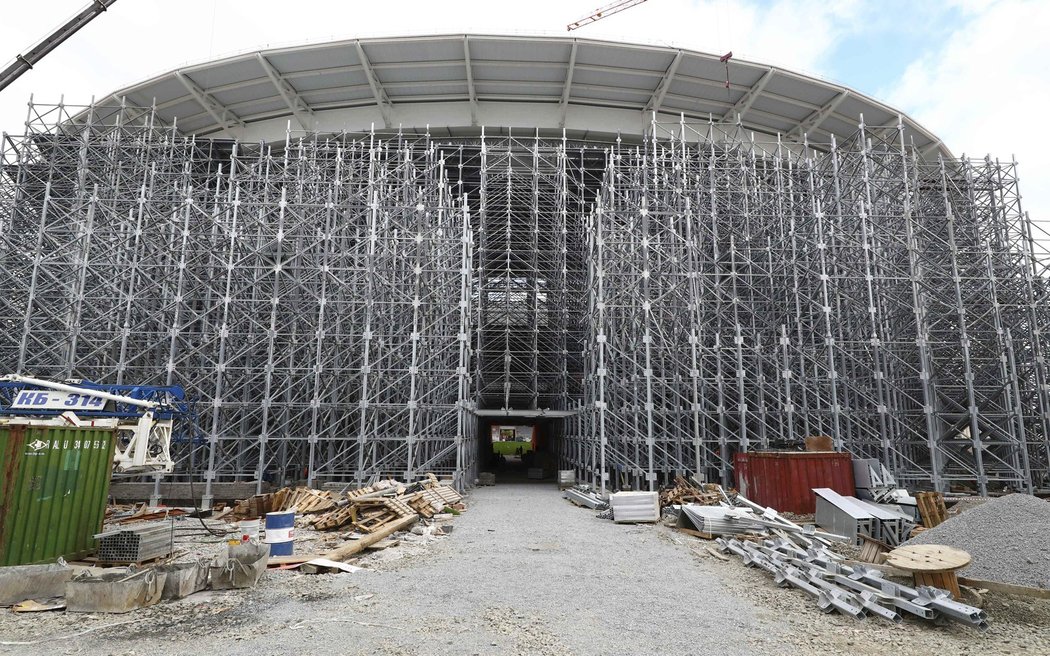 Pohled na dočasnou tribunu na stadionu v Jekatěrinburgu zezadu