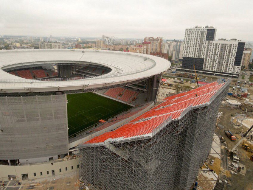 Stadion v Jekatěrinburgu i s netradiční tribunou za jednou z branek