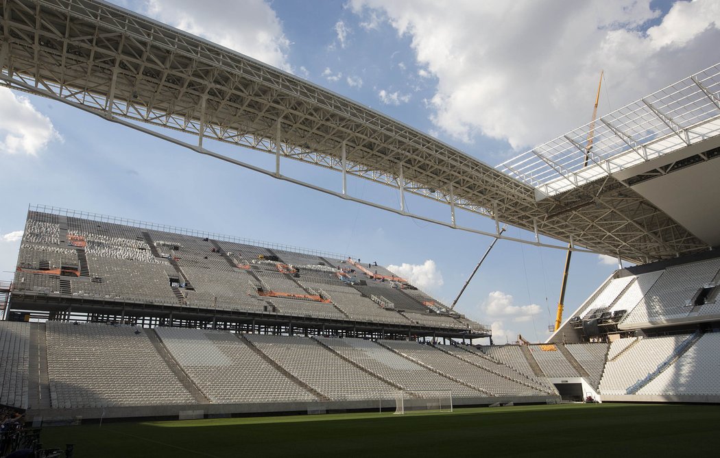 Část střechy domontují na stadionu až po mistrovství světa
