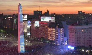 Messi je bůh! Podívejte se na divoké oslavy titulu v Buenos Aires