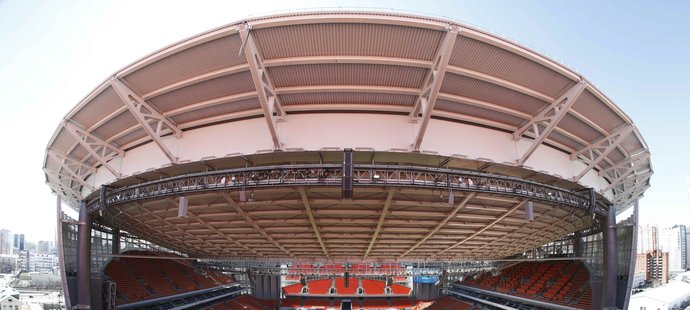 Zvláštní pohled z tribuny za brankou na stadionu v Jekatěrinburgu