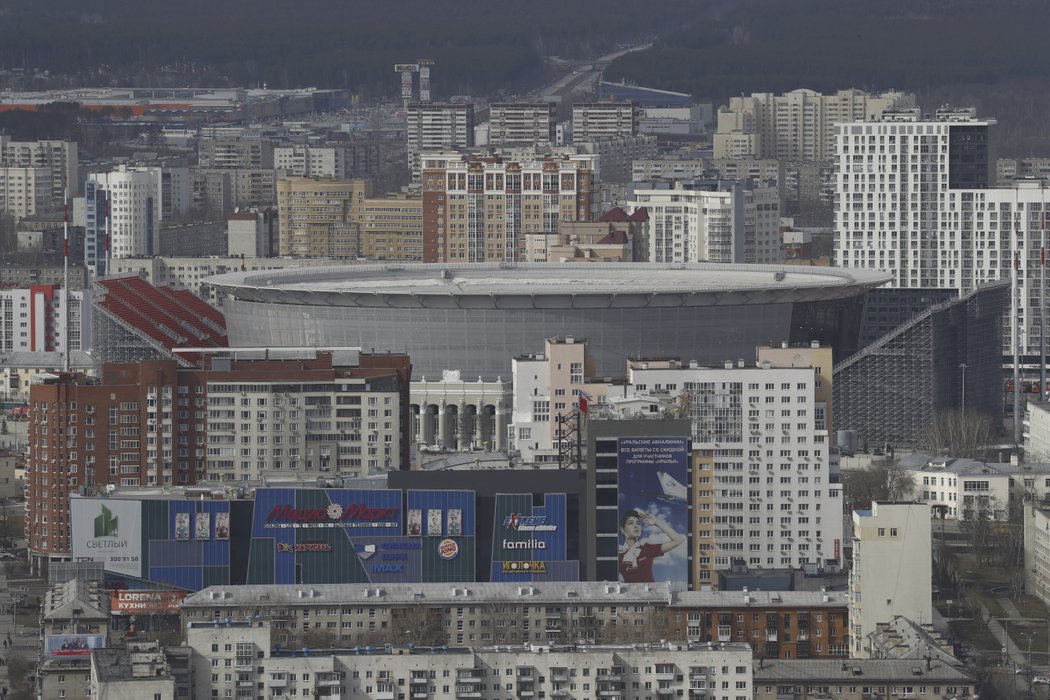 Tribuny za brankami ze stadionu v Jekatěrinburgu poněkud vyčnívají