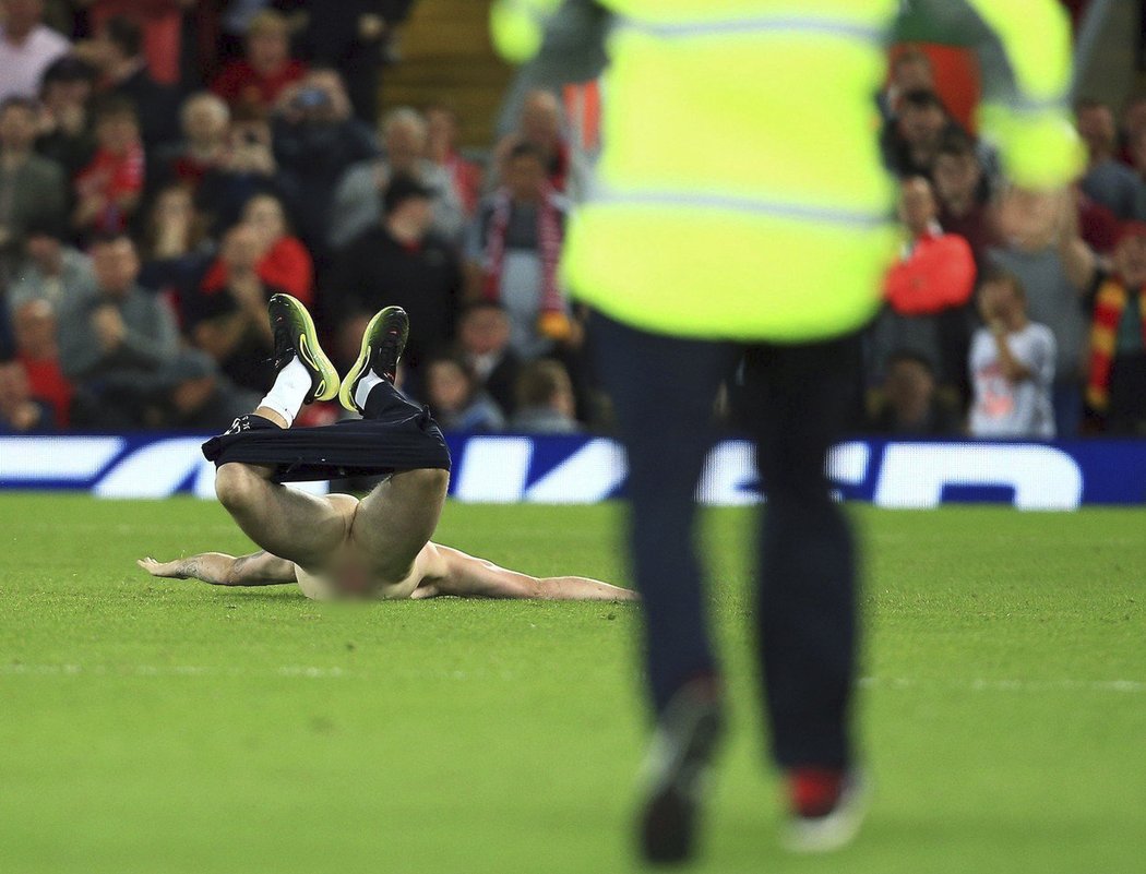 Naháč s gatěma na půl žerdi pozdržel utkání Premier League mezi Liverpoolem a Norwichem