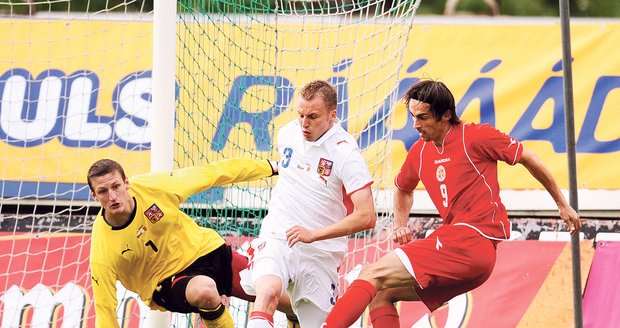 Domácí zápas s Maltou skončil v červnu 2009 těsným vítězstvím Čechů 1:0 (na snímku zleva brankář Grigar, Kadlec a Malťan Bogdanovič)