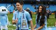 Anara Atanesová se Samirem Nasrim při oslavách titulu Manchesteru City