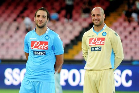 Fanouškům Neapole se poprvé po přestupu ukázaly velké posily - útočník Gonzalo Higuaín a brankář Pepe Reina