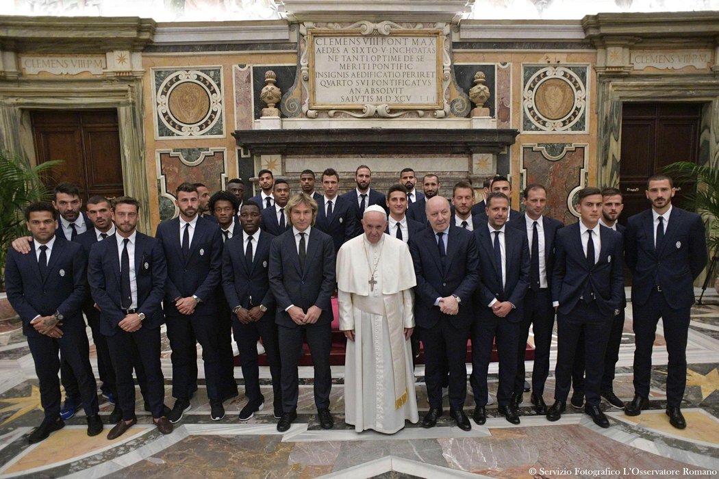 Společné foto mančaftu Juventusu s papežem Františkem.