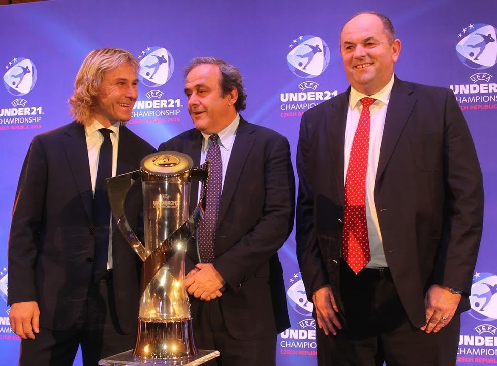 Pavel Nedvěd, předseda UEFA Michel Platini a šéf českého fotbalu Miroslav Pelta při losu ME do 21 let v Praze