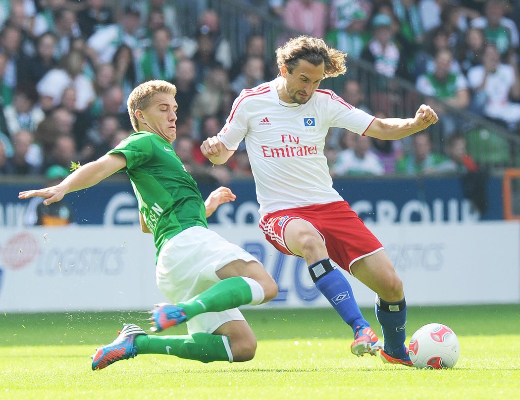 Petr Jiráček byl po odchodu z Wolfsburgu v centru dění. Fotbalisté Brém si na něj dávali pořádný pozor