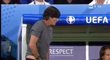 Německý trenér Joachim Löw rozjel svojí show s rukou v kalhotech